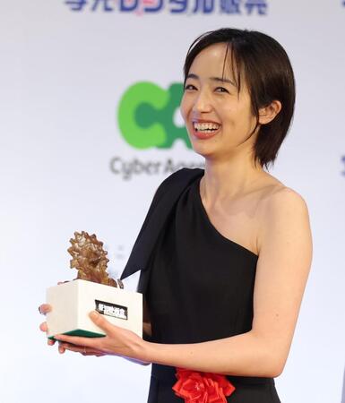 　助演女優賞を受賞し、トロフィーを手に笑顔を見せる森田望智（撮影・西岡正）