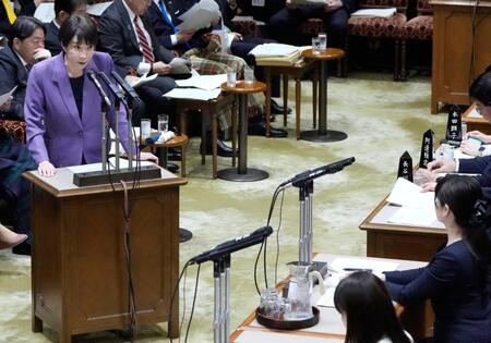 　参院予算委で日本維新の会の高木佳保里氏（右端）の質問に答弁する高市首相