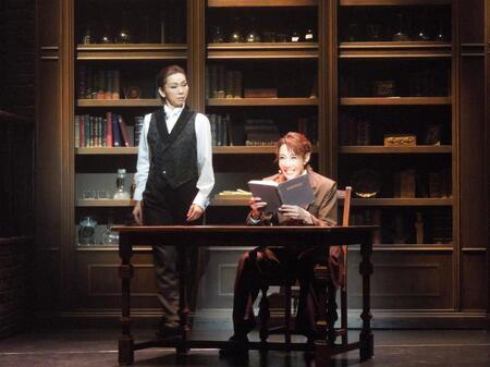 　（左から）湖月わたる、柚希礼音