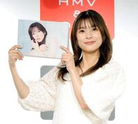 　カレンダーを手に笑顔を見せる芳根京子