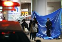 　事件のあった商業施設付近で警戒にあたる警察官