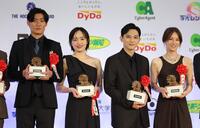 　記念撮影でトロフィーを手にする（左から）松谷鷹也、森田望智、吉沢亮、北川景子（撮影・西岡正）