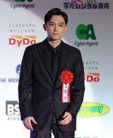 　主演男優賞として登壇する吉沢亮（撮影・西岡正）