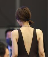 　背中が大きく開いたドレスで表彰式に出席した北川景子（撮影・西岡正）