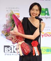 　助演女優賞を受賞し、スピーチする森田望智（撮影・西岡正）