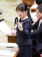 　参院予算委で質問する日本維新の会の高木佳保里氏