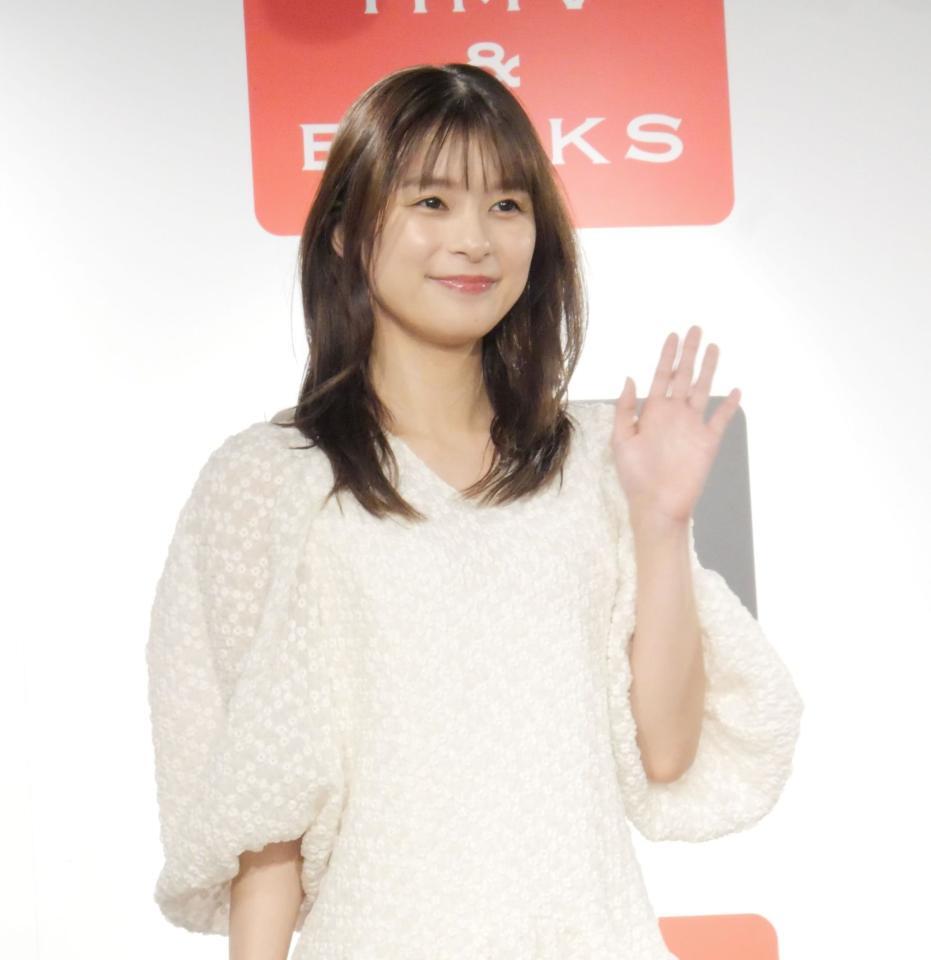 　笑顔で撮影に応じた芳根京子