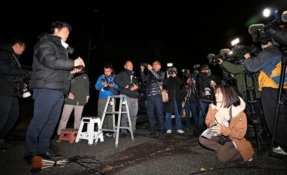 　静岡県伊東市長選で田久保真紀氏の敗北が決まり、自宅周辺に集まった報道陣＝14日深夜、伊東市