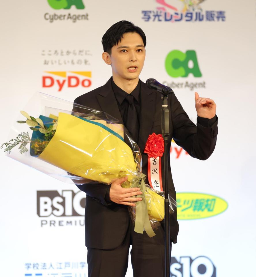 　受賞スピーチで撮影時の苦労を話す吉沢亮（撮影・西岡正）