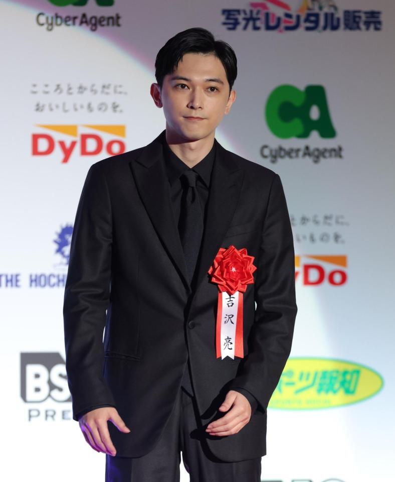 　主演男優賞として登壇する吉沢亮（撮影・西岡正）