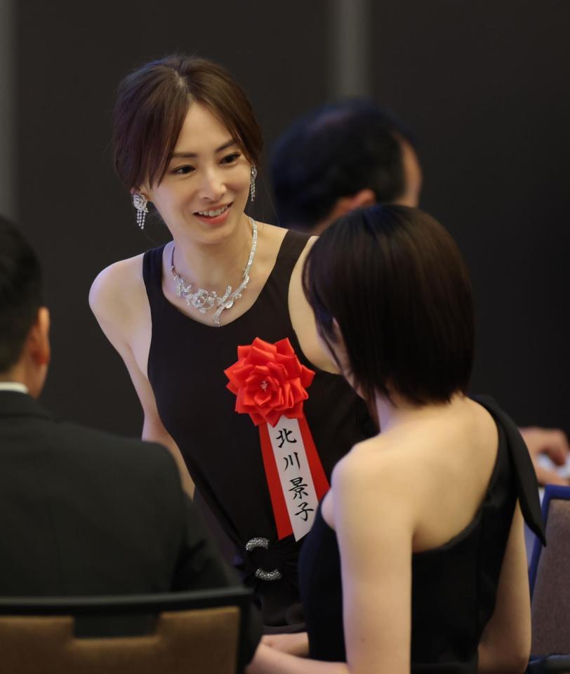 　森田望智（右）と話す北川景子（撮影・西岡正）