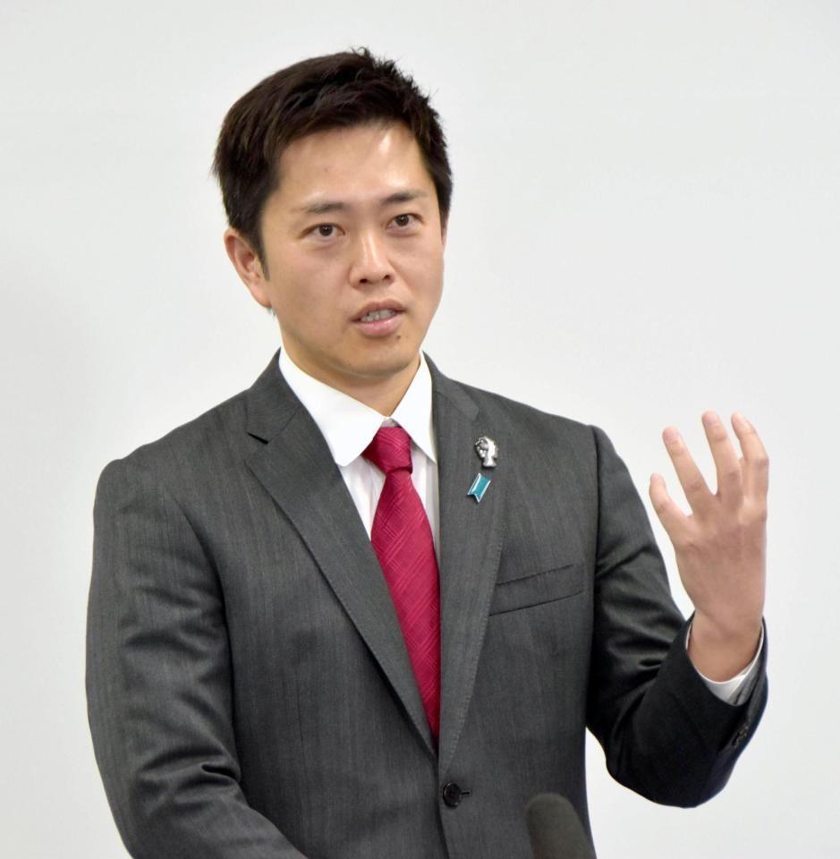 　取材に応じる日本維新の会の吉村洋文代表