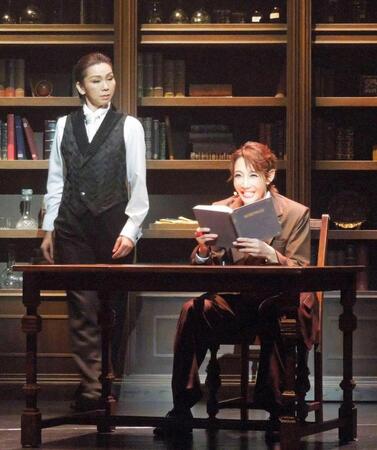 　湖月わたる（左）と柚希礼音