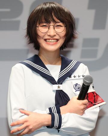 　笑顔を見せるＳＵＺＵＫＡ（撮影・佐々木彰尚）