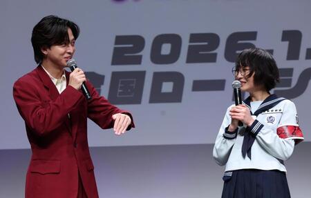 　イベントに登場した寺西拓人（左）とＳＵＺＵＫＡ（撮影・佐々木彰尚）