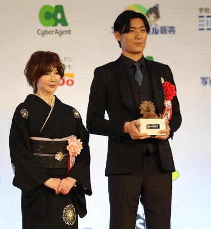 　新人賞を受賞した松谷鷹也（右）＝撮影・西岡正