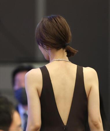 　背中が大きく開いたドレスで表彰式に出席した北川景子（撮影・西岡正）