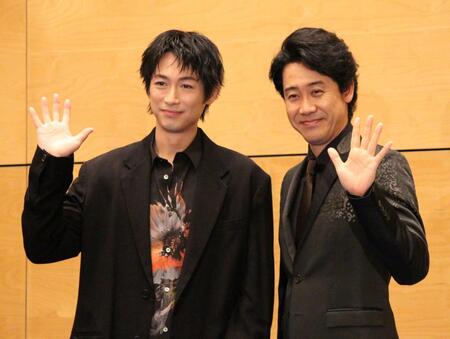 　手を振るディーン・フジオカ（左）と大泉洋