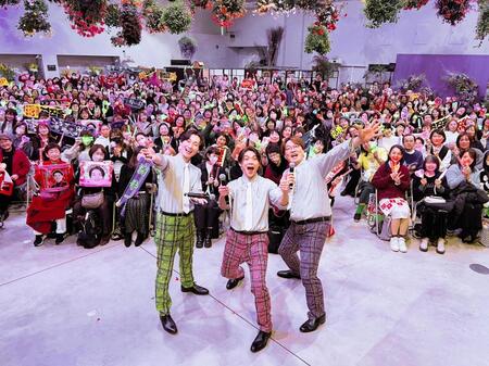 　新曲リリースなどをサプライズ発表した純烈