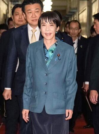 　衆院議員定数削減法案を巡り、日本維新の会の吉村代表との会談に向かう高市首相＝16日午後