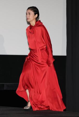 　登壇する柴咲コウ（撮影・佐々木彰尚）