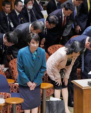 　参院予算委で２０２５年度補正予算案が可決され、一礼する（手前左から）高市首相、片山財務相＝16日午後