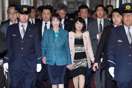 　参院本会議で２０２５年度補正予算が成立し、あいさつ回りのため国会内を移動する高市首相（中央左）と片山財務相（同右）＝16日午後