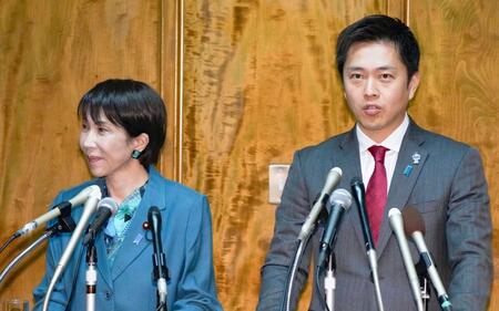 　会談後、記者会見する高市首相（左）と日本維新の会の吉村代表＝16日午後