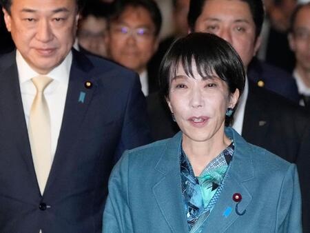 　日本維新の会の吉村代表との会談に臨む高市首相＝16日午後、国会