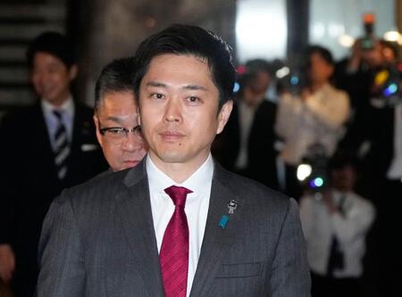 　高市首相との会談に臨む日本維新の会の吉村代表＝16日午後、国会