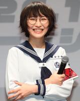 　笑顔を見せるＳＵＺＵＫＡ（撮影・佐々木彰尚）