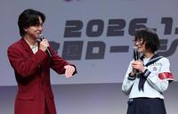 　イベントに登場した寺西拓人（左）とＳＵＺＵＫＡ（撮影・佐々木彰尚）