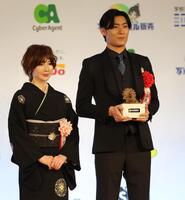 　新人賞を受賞した松谷鷹也（右）＝撮影・西岡正