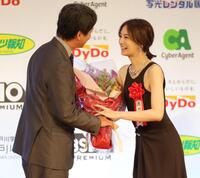 　椎名桔平（左）から花束を受け取る北川景子（撮影・西岡正）