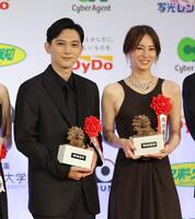 　トロフィーを持つ吉沢亮（左）と北川景子（撮影・西岡正）