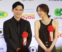 　記念撮影で北川景子（右）と談笑する吉沢亮（撮影・西岡正）