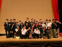 　撮影に応じる（前列左２番目から）榎本淳、カミムラ、刈屋そうめん