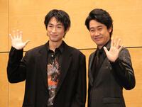 　手を振るディーン・フジオカ（左）と大泉洋