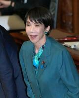 　参院本会議で２０２５年度補正予算が可決、成立し、一礼する高市首相＝16日午後