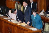 　参院本会議で２０２５年度補正予算が可決、成立し一礼する高市首相（右端）＝16日午後