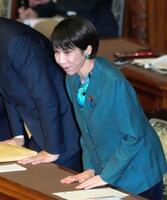 　参院本会議で２０２５年度補正予算が可決、成立し、一礼する高市首相＝16日午後