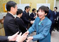 　２０２５年度補正予算が可決、成立し、国民民主党へあいさつに訪れた高市首相＝16日午後