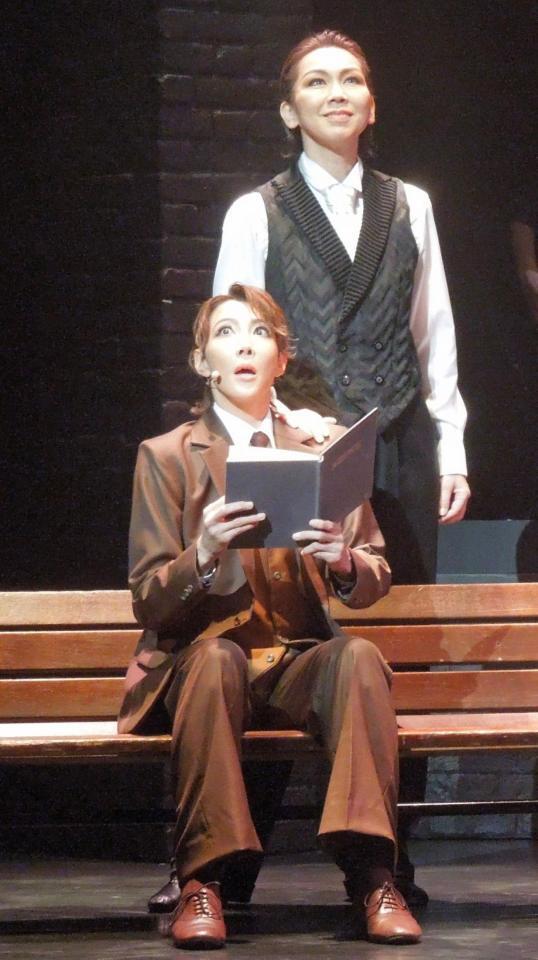 　柚希礼音（左）と湖月わたる