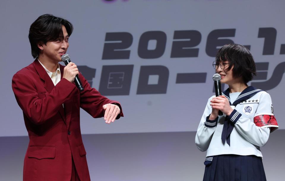 　イベントに登場した寺西拓人（左）とＳＵＺＵＫＡ（撮影・佐々木彰尚）