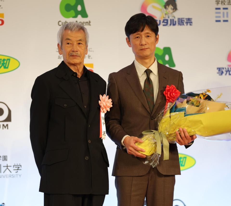　田中泯（左）から花束を受け取った李相日監督（撮影・西岡正）