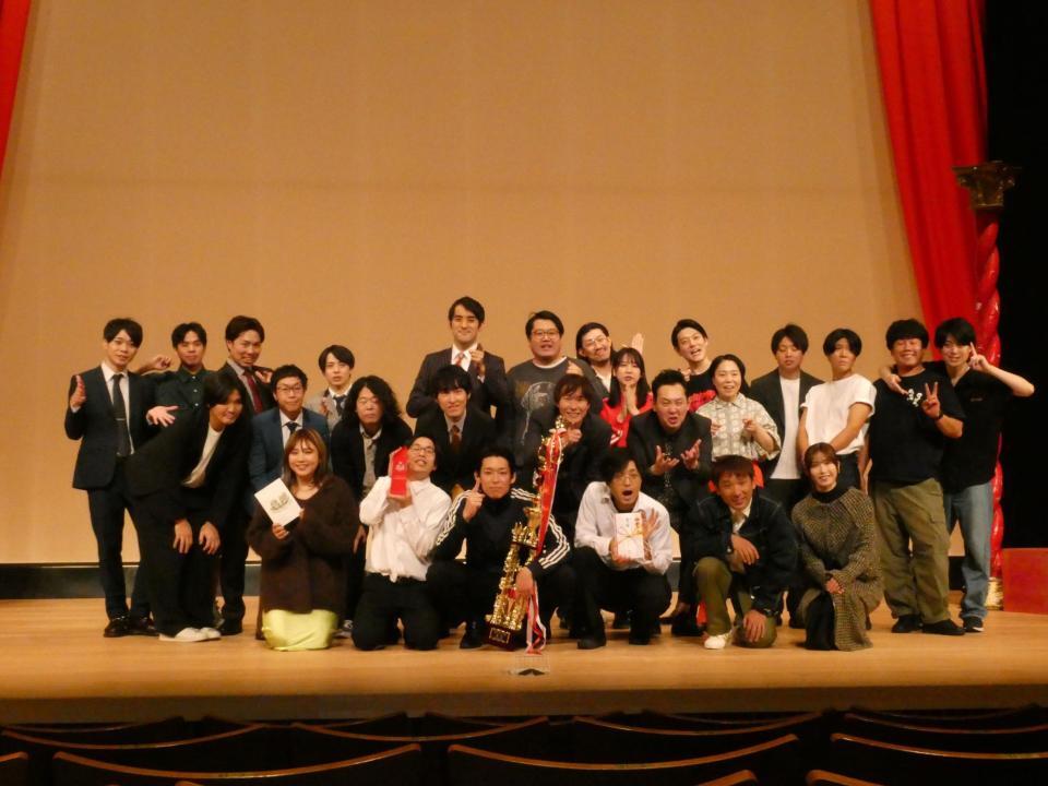 　撮影に応じる（前列左２番目から）榎本淳、カミムラ、刈屋そうめん