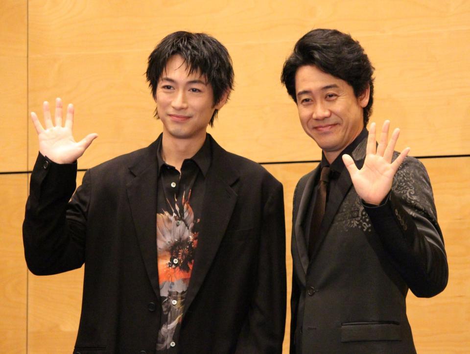 　手を振るディーン・フジオカ（左）と大泉洋