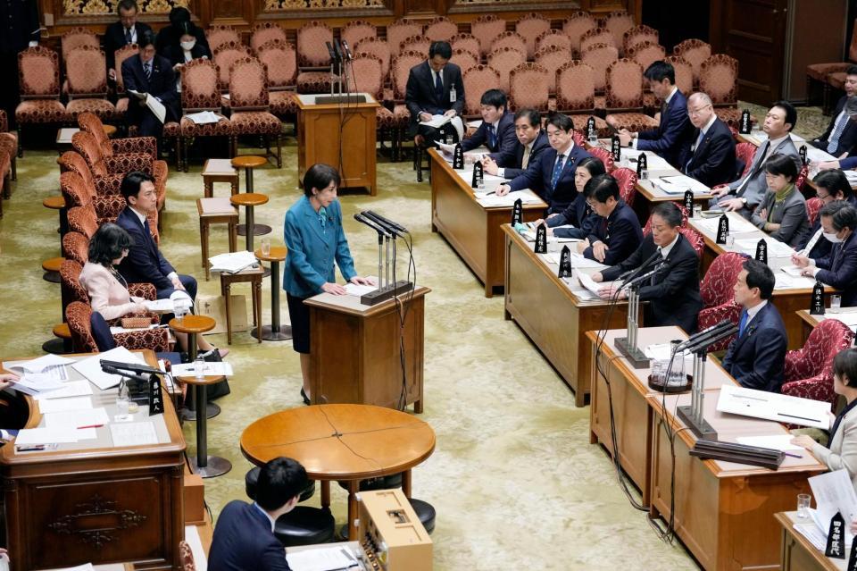 　参院予算委の集中審議で答弁する高市首相＝16日午前