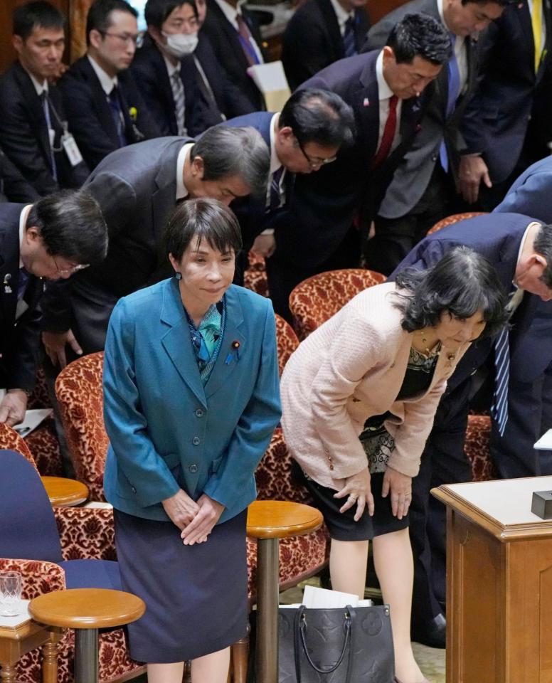 　参院予算委で２０２５年度補正予算案が可決され、一礼する（手前左から）高市首相、片山財務相＝16日午後