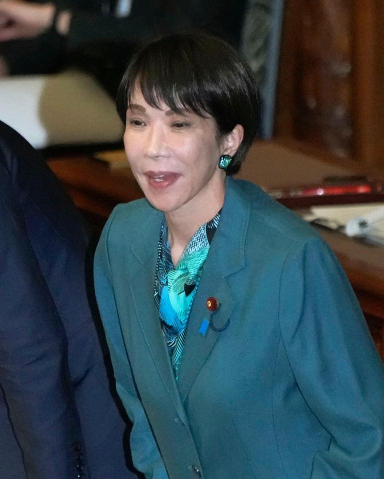 　参院本会議で２０２５年度補正予算が可決、成立し、一礼する高市首相＝16日午後